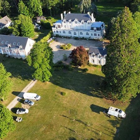 Emplacement Bucolique De Camping Dans Le Parc Du Chateau - Attention Tente Et Materiels Non Fournis Et Sans Possibilite De Faire Courir Une Rallonge Pour Se Raccorder A L'Electricite 阿洛讷河畔布兰 外观 照片