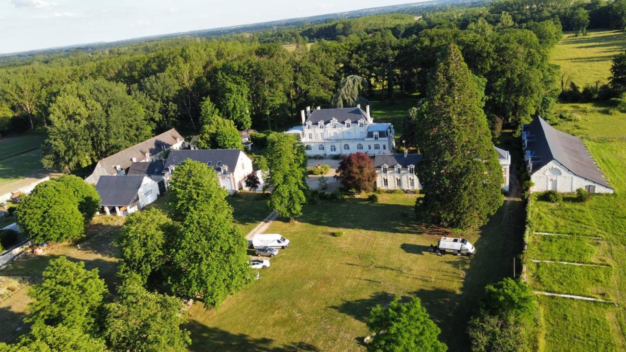 Emplacement Bucolique De Camping Dans Le Parc Du Chateau - Attention Tente Et Materiels Non Fournis Et Sans Possibilite De Faire Courir Une Rallonge Pour Se Raccorder A L'Electricite 阿洛讷河畔布兰 外观 照片